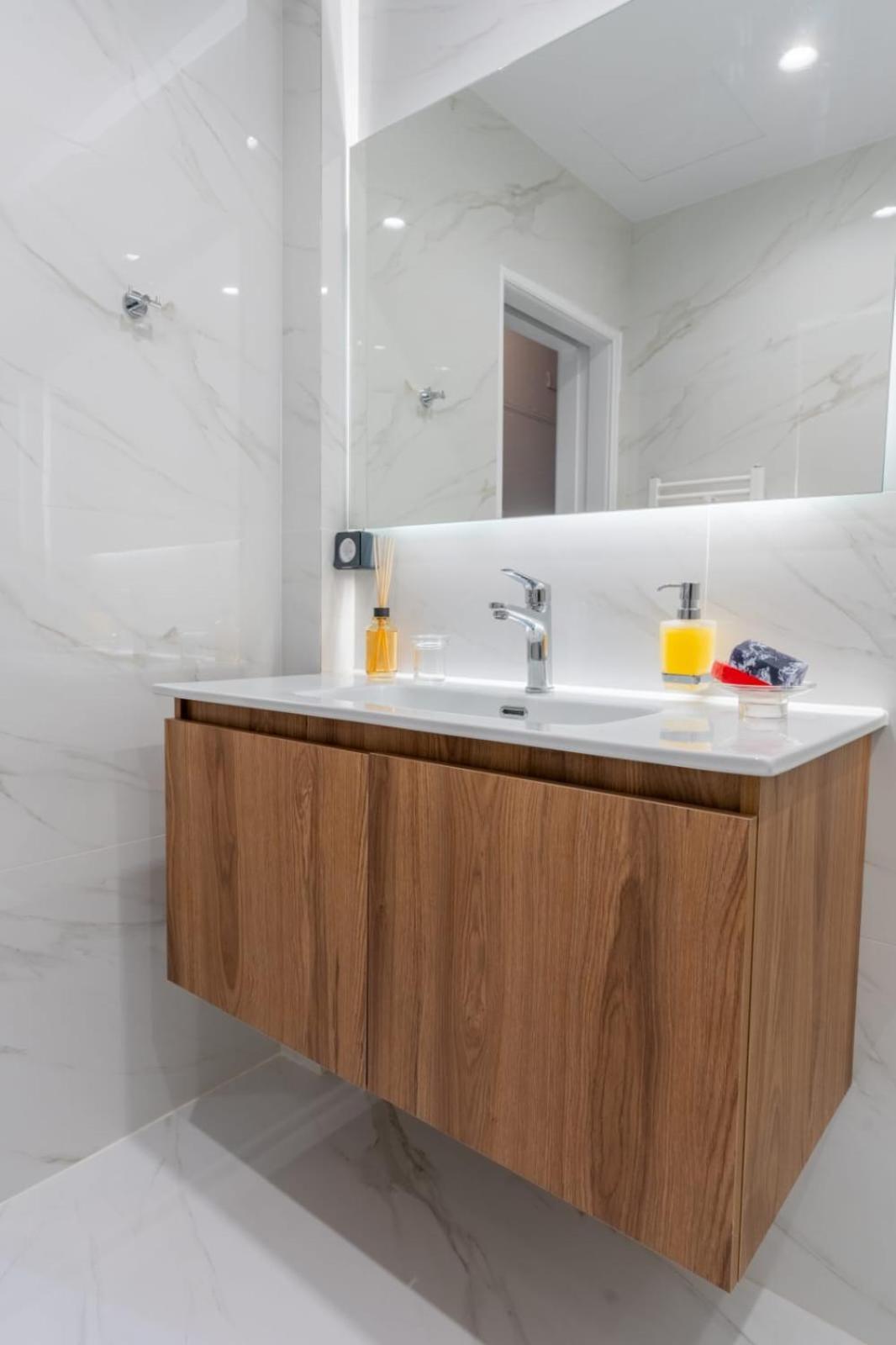 Apartment Oasis - Timeless Comfort At The Acropolis